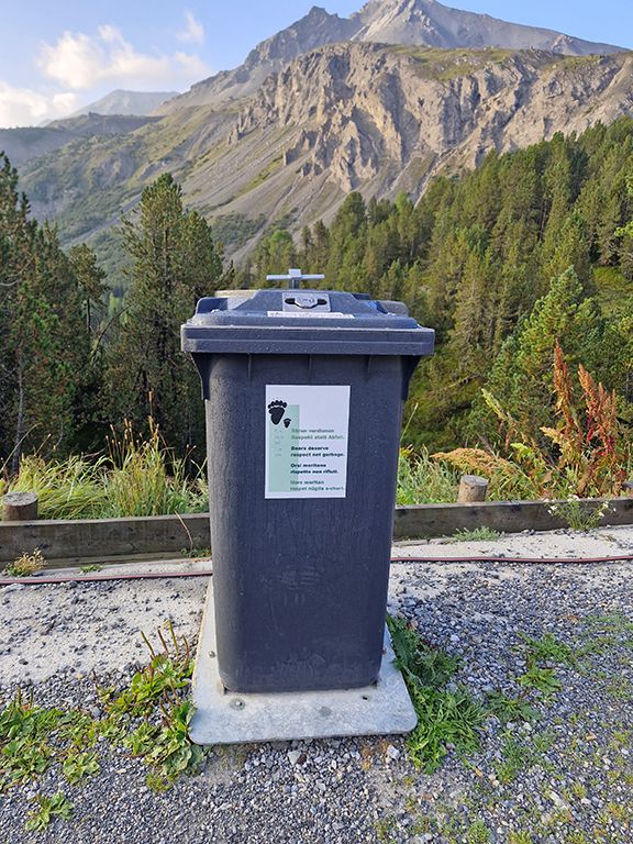 Bären sicherer Kübel auf dem Ofenpass (GR)