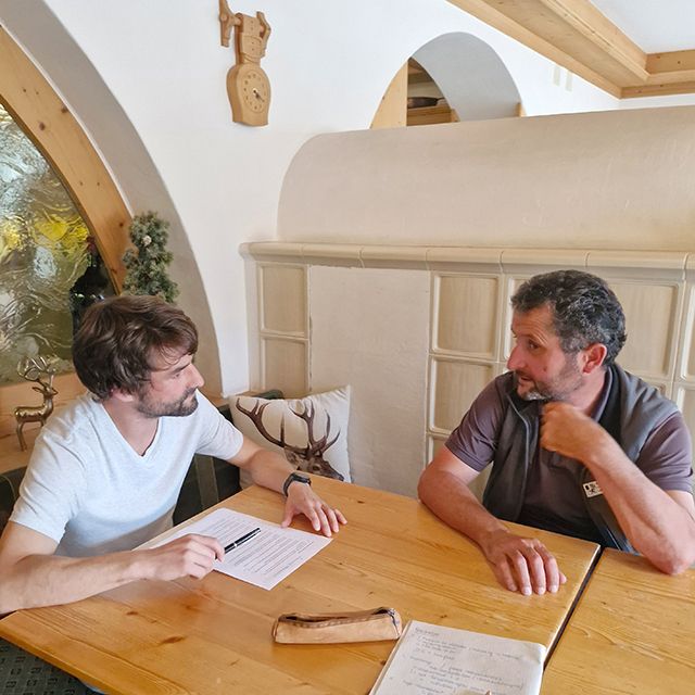 Sven Signer (KORA) en conversation avec Curdin Florineth (AJF GR)